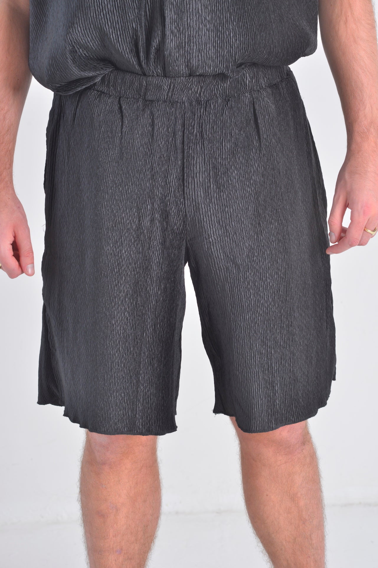 THE BLACK TEXTURED BERMUDA SHORT